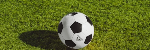 欧冠半决赛曼城对阵皇马的战术板分析图